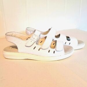 Propét Leather White Cushion Sandals For Foot Pain Sz 11 Very Good Condition
